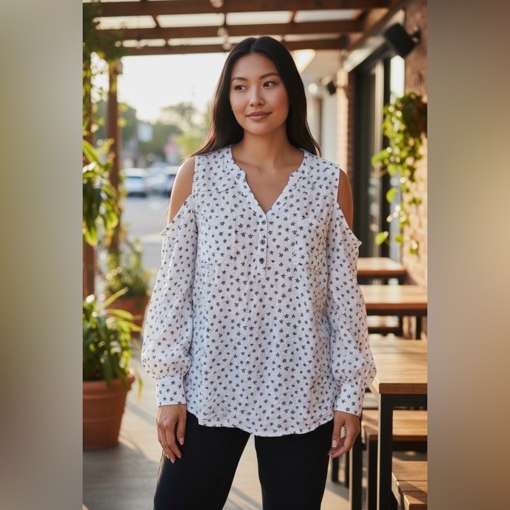 Torrid Size 3 Plus Cold Shoulder Star Print Blouse White Black Rayon Tunic Top